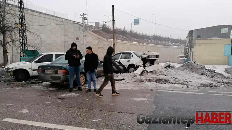 Gaziantep'te zincirleme trafik kazası anı kamerada