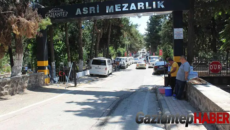 Mezarlıklar arefe günü doldu taştı