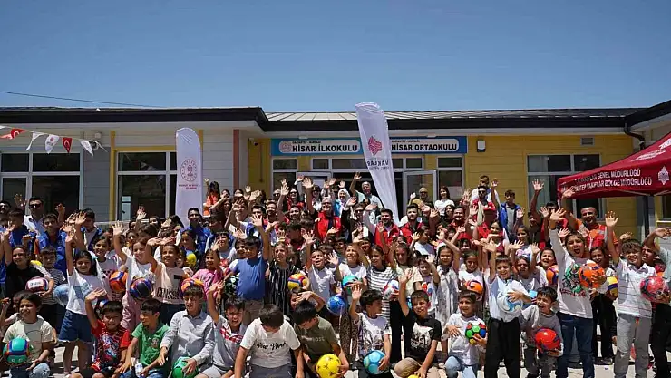Gaziantep Vakıflar Bölge Müdürlüğü depremzede öğrencilerin karne sevincine ortak oldu