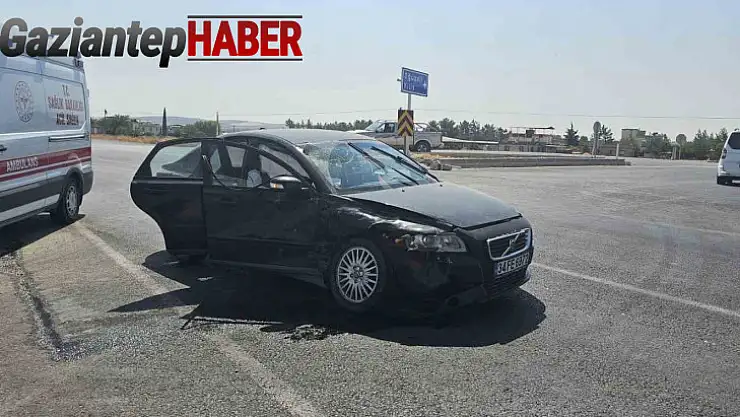 Hafif ticari araç ile otomobil kavşakta çarpıştı: 2 yaralı