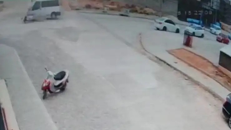 Hafif ticari araçla çarpışan motosikletli hayatını kaybetti: Feci kaza kamerada