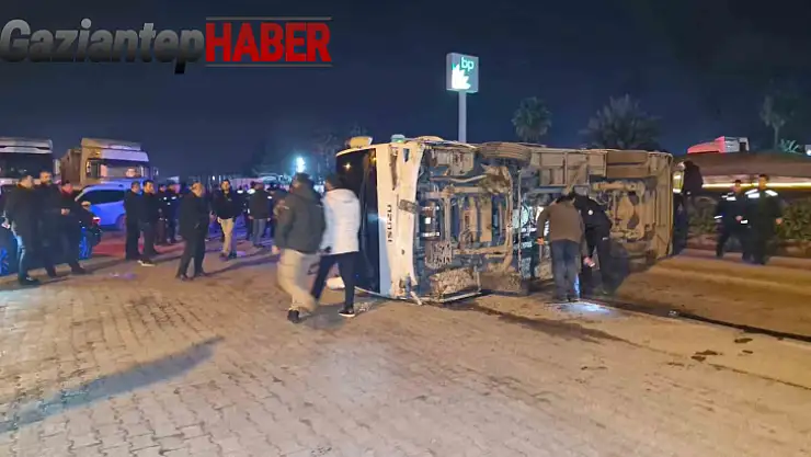 Hatay'da göreve giden polisleri taşıyan midibüs devrildi: 10 yaralı