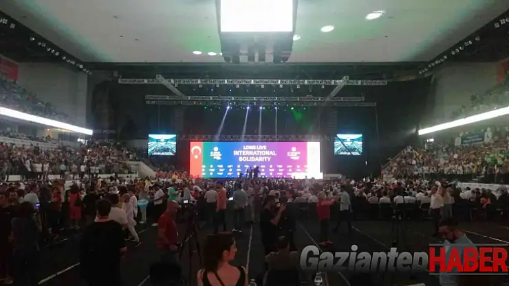 HDP 5'inci Olağan Genel Kongresi'nde terörist başının posterini açmaya çalıştılar