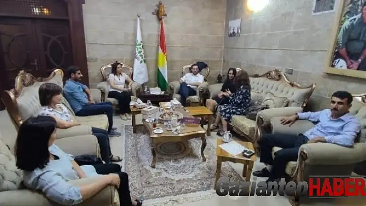 HDP, İsveç heyeti ile Öcalan'ın fotoğrafı altında görüştü