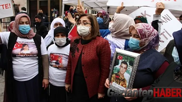 HDP önündeki aileler, Gaziantep Büyükşehir Belediye Başkanı Şahin'i zılgıtlarla karşıladı