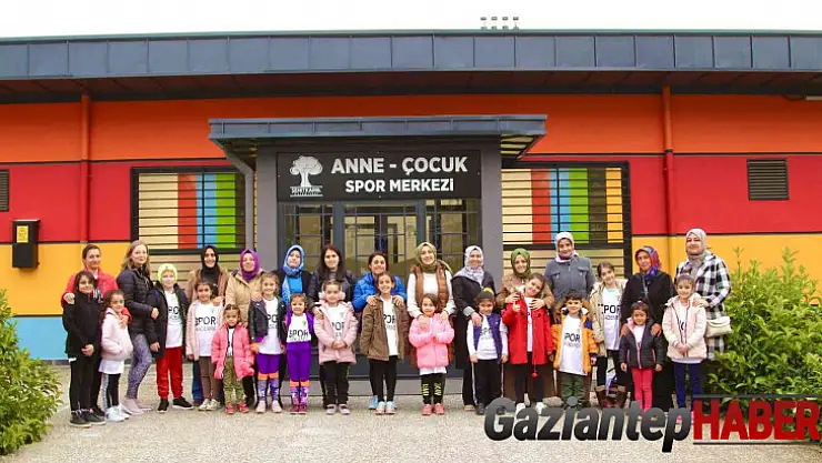 Hem spor yapıyor hem de çocuklarına örnek oluyorlar