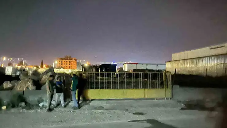 Hurdacı dükkanı alevlere teslim oldu