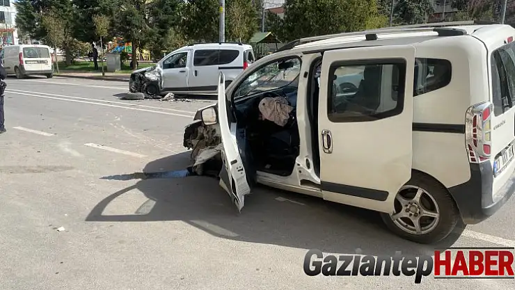 İki araç kafa kafaya çarpıştı: 8 yaralı