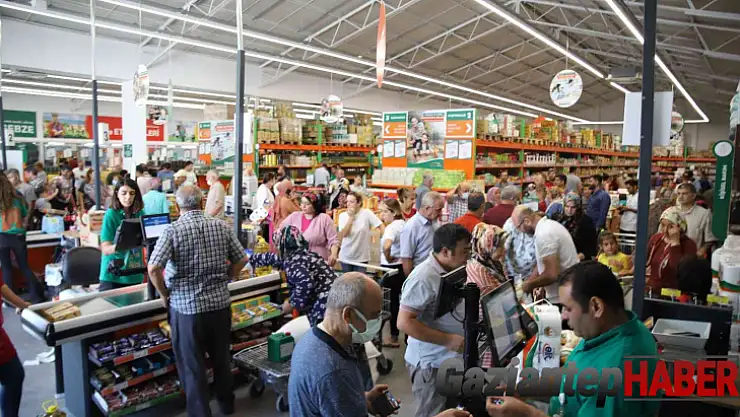 İndirimi duyan koştu, kasada uzun kuyruklar oluştu