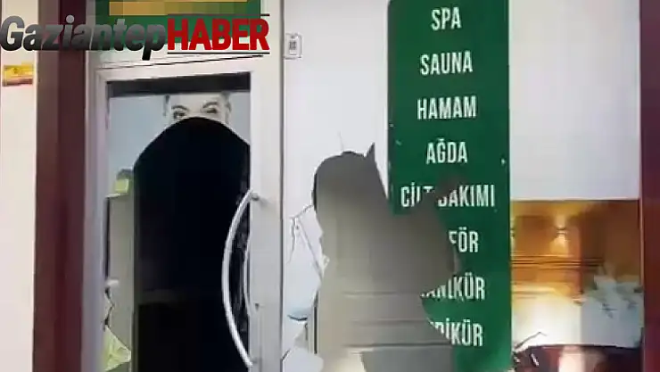 İstanbul'dan gelen baba masaj salonunu bastı: Ortalık savaş alanına döndü