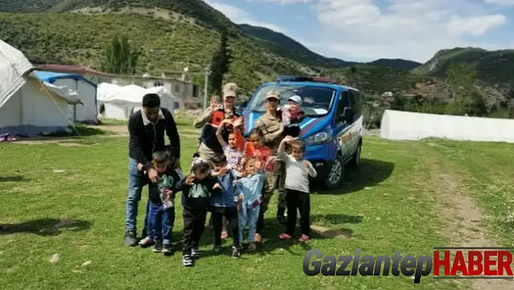 Jandarma, deprem bölgesindeki çocuklarla 23 Nisan'ı kutladı