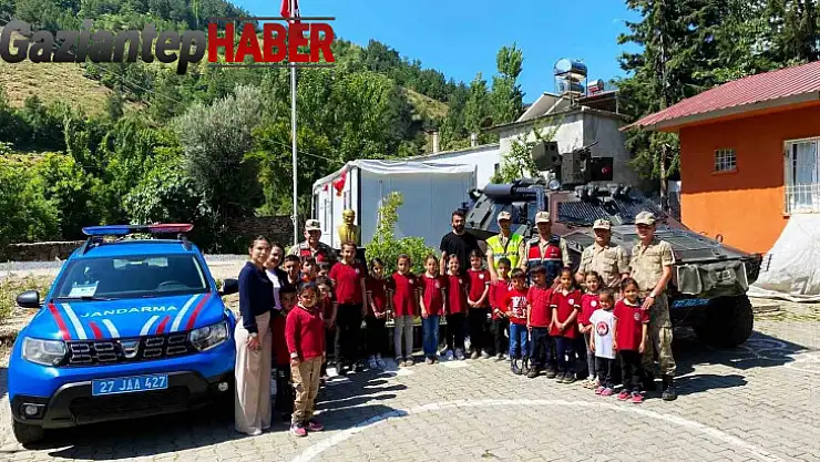 Jandarma depremzede öğrencileri okullarında ziyaret etti
