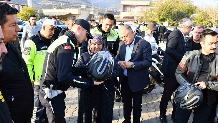 Jandarmadan 100 motosiklet sürücüsüne güvenli sürüş eğitimi ve hediye kask