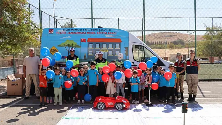 Jandarmadan 170 öğrenciye teorik ve pratik trafik eğitimi