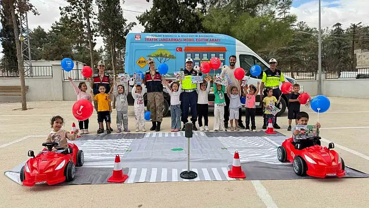 Jandarmadan mobil trafik aracı ile 118 öğrenciye trafik eğitimi