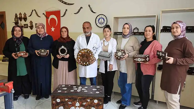 Kadınlar, sedef kakma işlemeciliğinde erkeklere taş çıkarıyor
