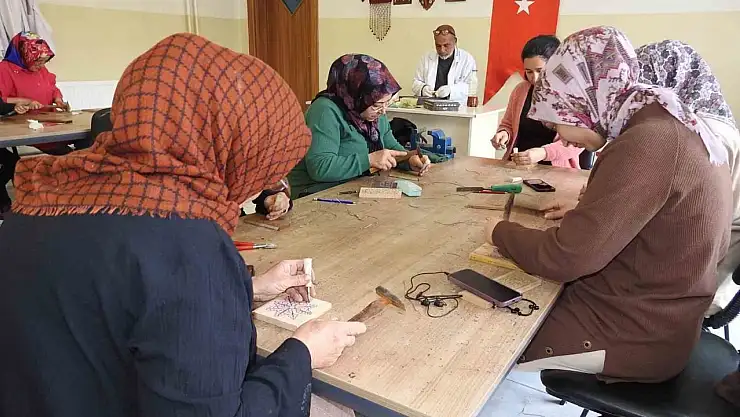 Kadınlar, sedef kakma işlemeciliğini Şahinbey Belediyesi Tesisilerinde öğreniyor