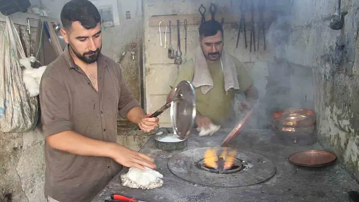 Kalay ustalarının 200 dereceyi bulan sıcaklıkta zorlu mesaisi