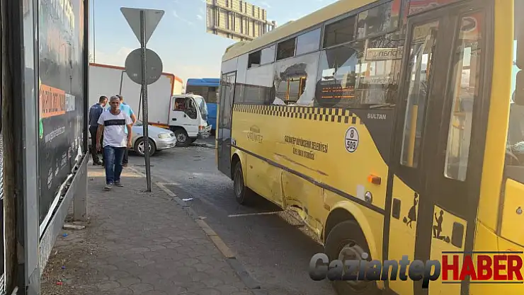 Kamyonet ile halk otobüsü çarpıştı: 1 yaralı