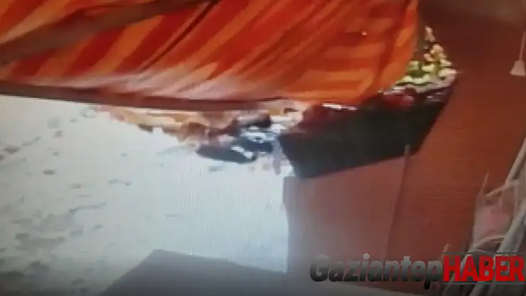 Kar tenteyi devirdi, yaşlı adam altında kalarak hayatını kaybetti