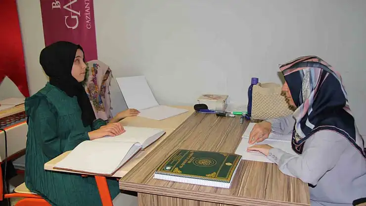 Karanlık dünyalarını Kur'an-ı Kerim ile aydınlatıyorlar