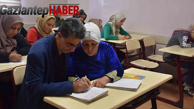 Karı-koca Şahinbey tesislerinde beraber okuma yazma öğreniyor