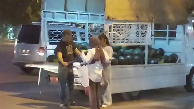 Karpuz tezgahının başındaki babaya kızlarının yaptığı sürpriz duygulandırdı