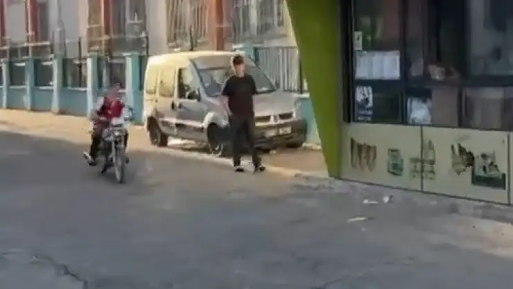 Kasksız ve abart egzozlu motosiklet sürücüsüne ceza