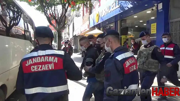 Katil zanlısı cinayeti nasıl işlediğini canlandırarak anlattı