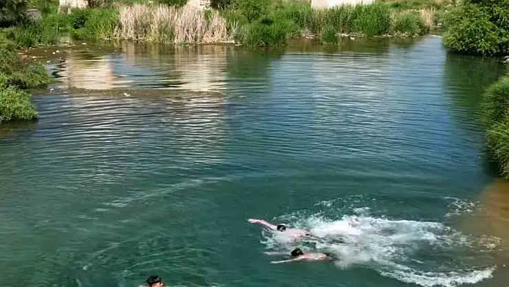 Kavurucu sıcaklardan bunalan Arabanlı vatandaşlar akarsularda serinliyor