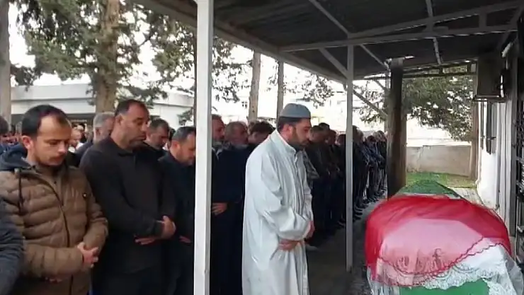 Kazada ölen Hatice'ye tabutunun üzerine konulan gelinlikle veda