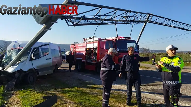 Kontrolden çıkan işçi servisi direğe çarptı: 16 yaralı
