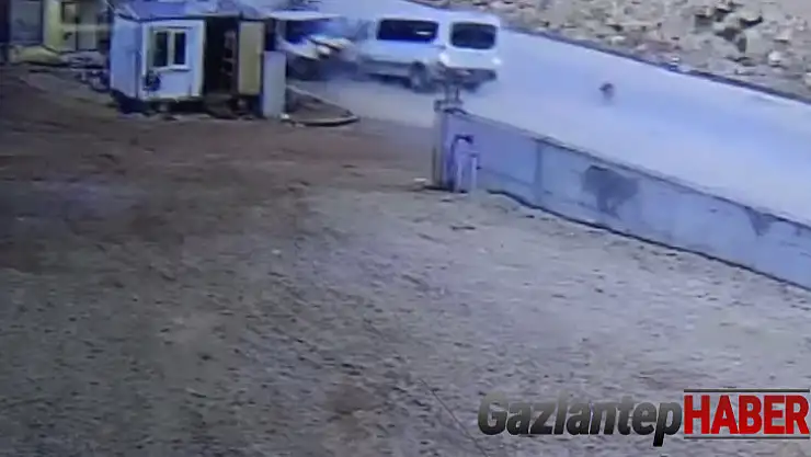 Köpeklere çarpmamak için manevra yapan işçi servisi faciaya neden oldu: 2 ölü, 3 yaralı