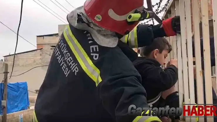 Korkuluk demirine sıkışan çocuğu itfaiye kurtardı