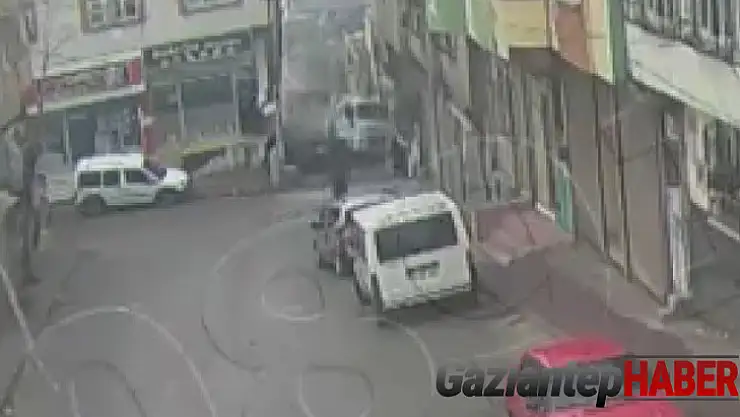 Kum yüklü kamyon eve girdi