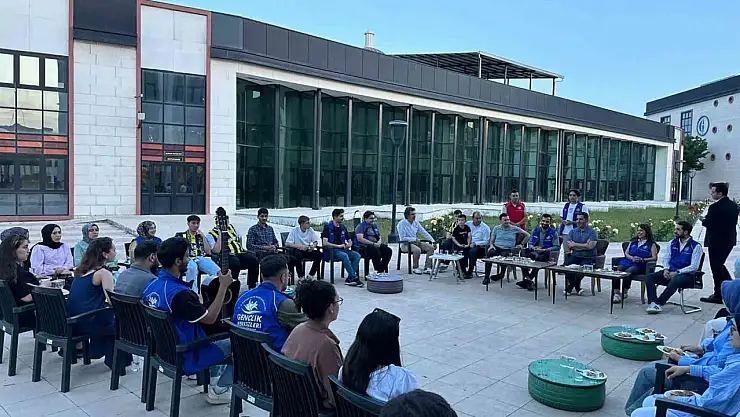 Milletvekili Bozgeyik üniversiteli gençlerle buluştu