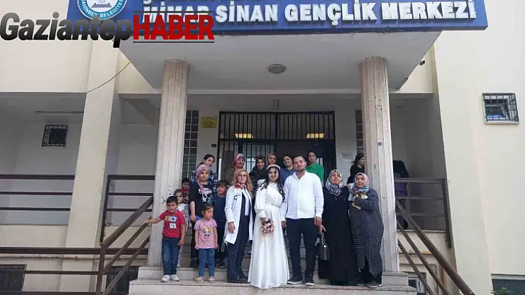 Mimar Sinan Gençlik Merkezi gelin adaylarının yanında