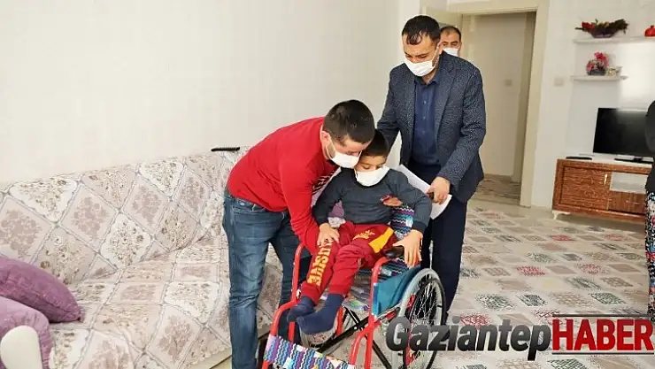 Minik Berat'a tekerlekli sandalye sürprizi