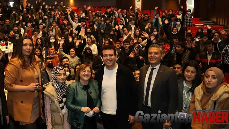 Mobil uygulama ile gençlere hediye dağıtıldı