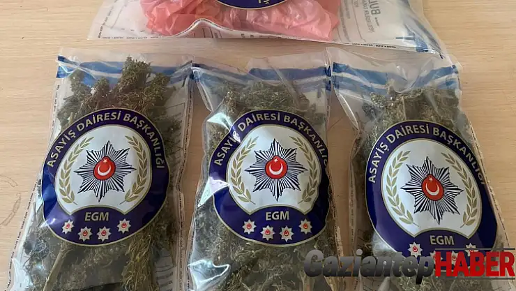 Motosikletçi kaskında gizlenen uyuşturucu polise takıldı