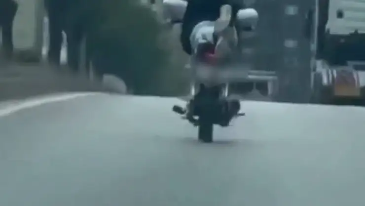 Motosikletle akrobatik hareketler yaptı, cezadan kaçamadı