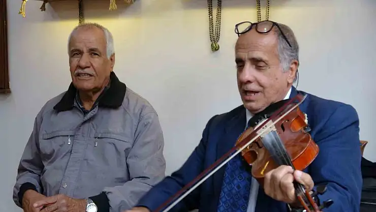 Müşterilerini müzikle karşılıyor