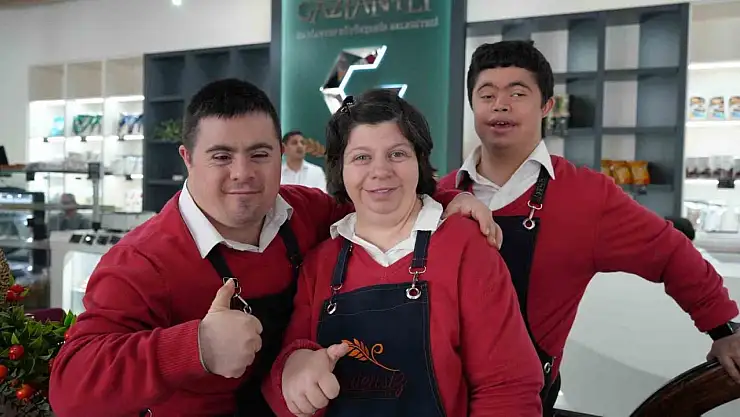 Mutlu Kafe'de down sendromlu bireyler hem çalışıyor hem mutlu oluyor