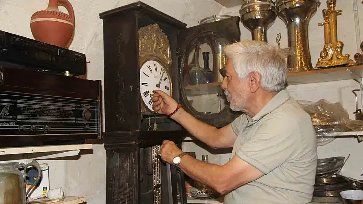 Müze gibi iş yerinde 40 yıldır biriktirdiği antikaları sergiliyor