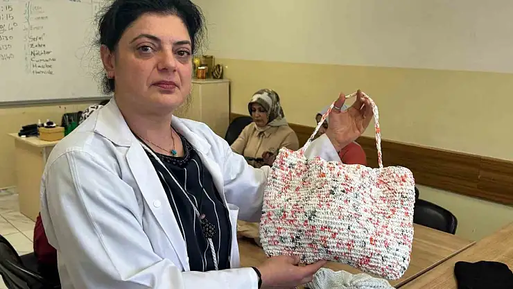 Naylon poşetler rengarenk çantalara dönüşüyor