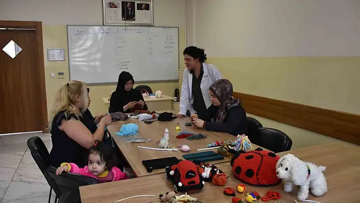Naylon poşetler rengarenk çantalara dönüşüyor