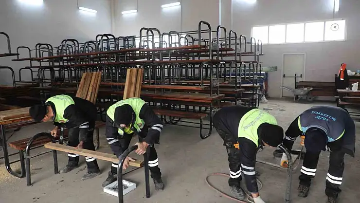 Nizip'te parklarda eskiyen banklar ve oturma grupları yenileniyor