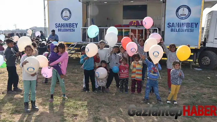 Nurdağı'ndaki depremzede çocuklara moral verdiler