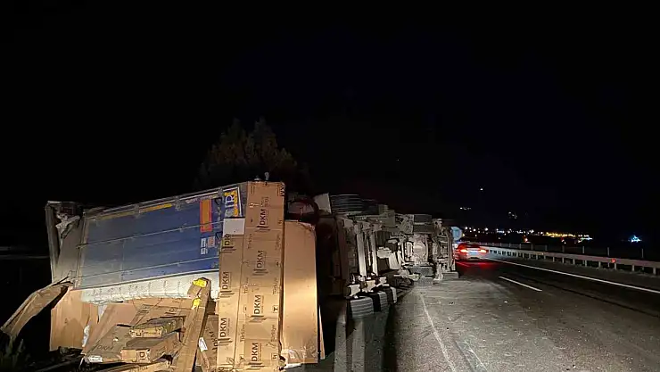 Devrilen tırda yangın: 1 yaralı