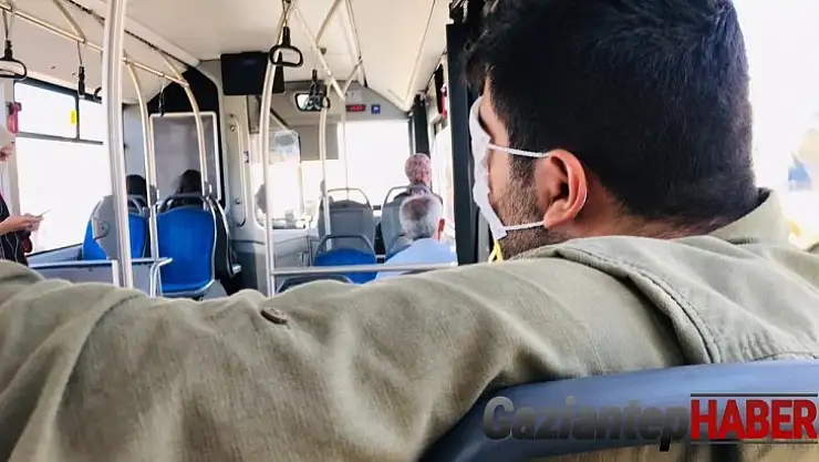 Otobüste yolculuk yaptı, maskeyle ağzı ve burnu yerine gözlerini kapattı